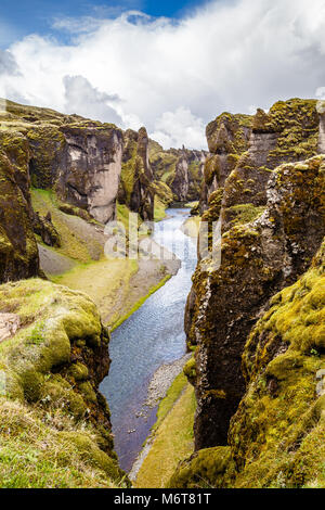 Fjadrargljufur Canyon steilen Klippen und Gewässern des Fjadra River, South Island Stockfoto