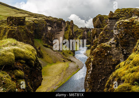 Fjadrargljufur Canyon steilen Klippen und Gewässern des Fjadra River, South Island Stockfoto