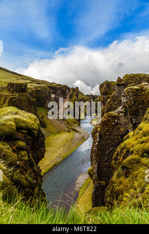 Fjadrargljufur Canyon steilen Klippen und Gewässern des Fjadra River, South Island Stockfoto