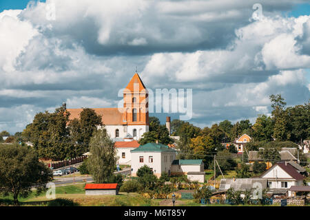 Mir, Weißrussland. Landschaft der Dorfhäuser und Saint Nicolas römisch-katholische Kirche In Mir, Belarus. Berühmte Wahrzeichen. Stockfoto