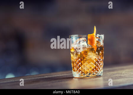 Altmodisch klassische Cocktail trinken in Kristall Glas auf der Theke. Stockfoto