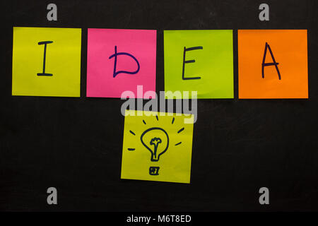 Business kreative Idee Konzept mit Glühbirne. Bunte Haftnotizen auf der Tafel. Stockfoto