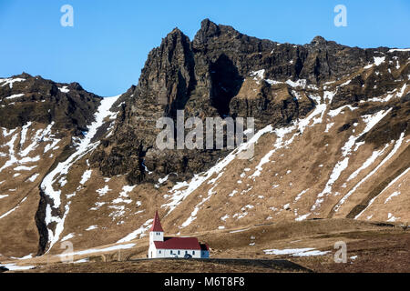 Kirche auf dem Hügel in Vik, kleine Stadt im Süden von Island Stockfoto