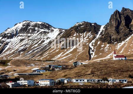 Kirche auf dem Hügel in Vik, kleine Stadt im Süden von Island Stockfoto