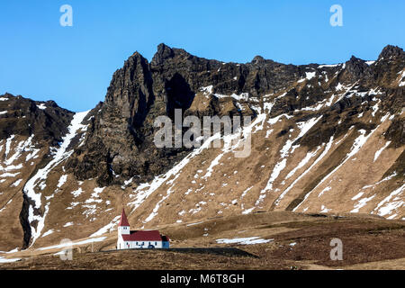 Kirche auf dem Hügel in Vik, kleine Stadt im Süden von Island Stockfoto