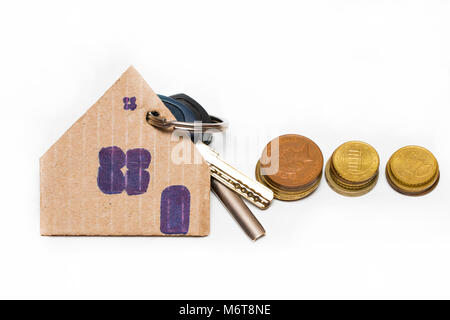 Stapel Münzen und Haus Holz Modell, Konzept Idee für sparen Haus und kaufen. Immobilien Konzept Stockfoto