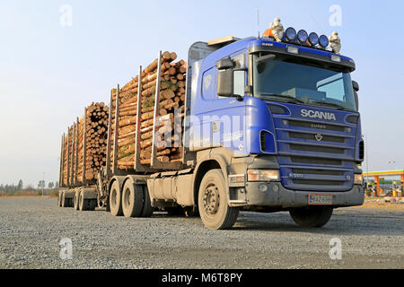 Mariehamn, Finnland - 1. MÄRZ 2014: Holz LKW Scania R 560 mit V8-Motor schleppen Holz. Mit der Einführung des 730 PS starken V8, Scania bietet jetzt drei Stockfoto