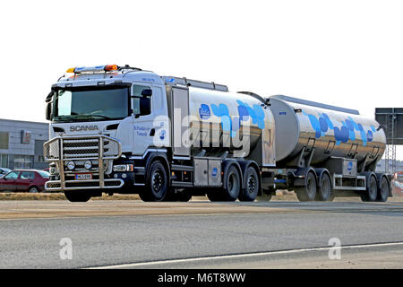 Mariehamn, Finnland - 1. MÄRZ 2014: Scania Milch Tanklastzug auf der Autobahn Nr. 10. Die Ca. 100 finnische Valio Milch Lkw auf der Straße sind 21 Stunden am Tag, 365 Stockfoto