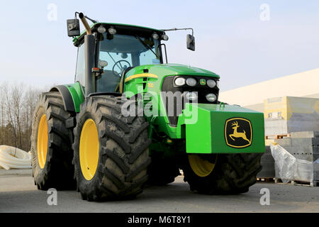 Mariehamn, Finnland - 1. MÄRZ 2014: John Deere 7830 Traktoren auf der Anzeige. Zwei John Deere Innovationen haben Auszeichnungen 2014 FIMA zeigen Hel gewonnen Stockfoto