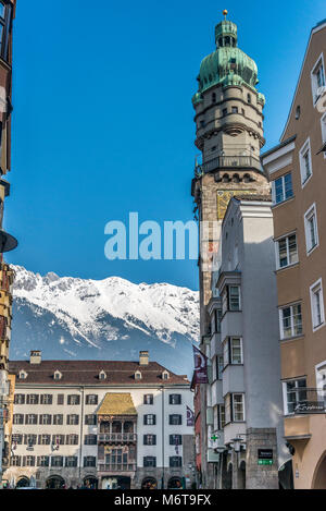 Straßenszene in der Altstadt Teil der Altstadt von Innsbruck in Richtung Goldenes Dachl Dach und die Altstadt Turm mit dem Karwendal bergen. Stockfoto