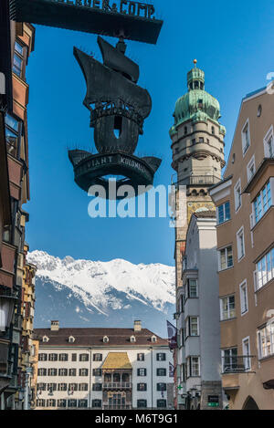 Straßenszene in der Altstadt Teil der Altstadt von Innsbruck in Richtung Goldenes Dachl Dach und die Altstadt Turm mit dem Karwendal bergen. Stockfoto