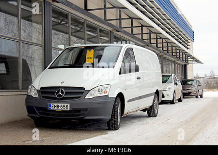 SALO, Finnland - 26. JANUAR 2014: Mercedes Benz Vito Autovermietung in einem Hof. Mercedes Benz UK Berichte 2013 eine rekordverdächtige Jahr mit 30,257 vans Regis Stockfoto