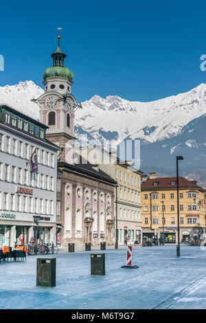 Street Scene auf Maria Theresien Strasse im Zentrum von Innsbruck in Richtung der Berge suchen Karwendal Stockfoto