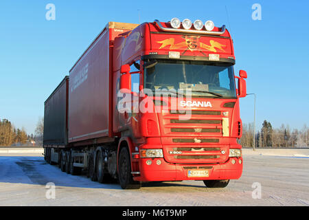 Mariehamn, Finnland - 18. JANUAR 2014: Scania R 500 Fernverkehr Lkw unter arktischen Bedingungen. Scania Klimawindkanal ist das erste in Europa angepasst Stockfoto