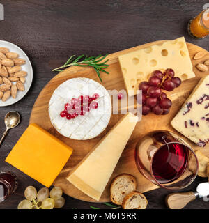 Verschiedene Arten von Käse mit Wein auf einem urigen Hintergrund Stockfoto