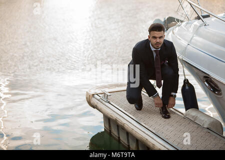 Männer mit Anzug und Krawatte in einem Hafen mit Schiff Kühlen Stockfoto