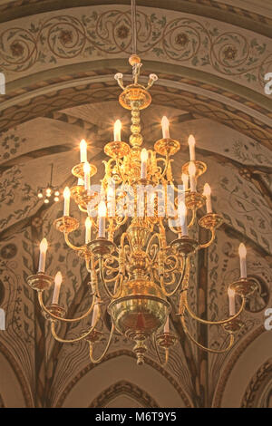 Chandlerier in einer alten Kirche mit mittelalterlichen Gemälde auf dem Dach, stilisierte Bild. Stockfoto