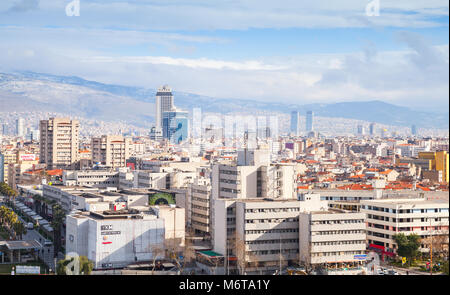 Izmir, Türkei - 12. Februar 2015: Panorama der Stadt Izmir. Moderne Gebäude und Berge auf einen Horizont Stockfoto