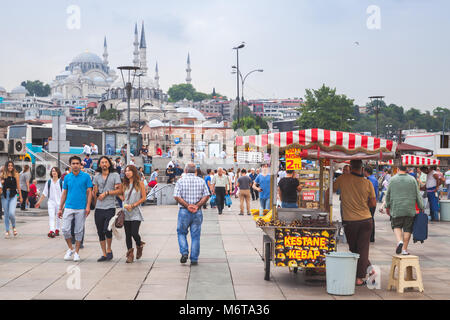 Istanbul, Türkei - 28. Juni 2016: Urban Street Food, Karre mit gebratenen Kastanien und Mais in Istanbul City, gewöhnliche Menschen und Touristen zu Fuß auf Stree Stockfoto