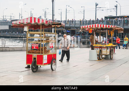 Istanbul, Türkei - 28. Juni 2016: Urban Street Food, Karren mit simit, gebratene Kastanien und Mais im zentralen Bezirk von Istanbul City, normale lokale Stockfoto