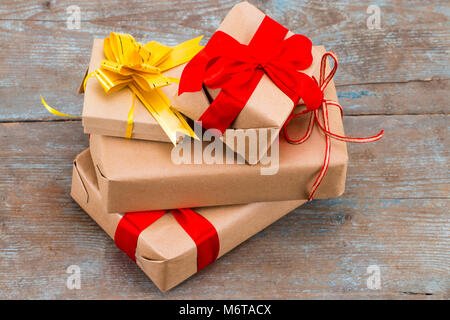 Weihnachtsgeschenke auf einer hölzernen Tisch Hintergrund. Stockfoto