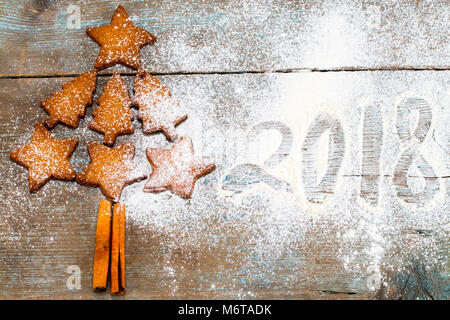 Weihnachtsbaum aus Lebkuchen cookies mit Zahlen 2018 auf hölzernen Hintergrund mit Platz für Text kopieren. Urlaub, Feiern und Kochen anhand von quantitativen Simulatio Stockfoto