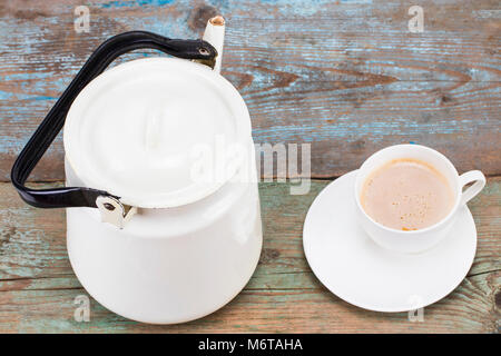 Tasse heiße Schokolade oder Kakao und vintage Wasserkocher auf Holz- Hintergrund. Stockfoto
