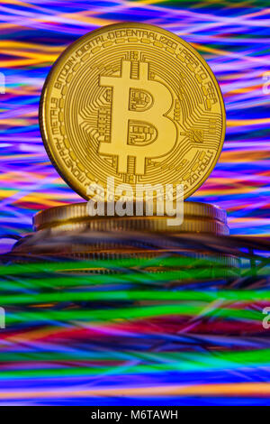Montreal, Kanada, 5. März, 2018. Close-up eines Bitcoin mit farbigem Licht streifen. Credit: Mario Beauregard/Alamy leben Nachrichten Stockfoto