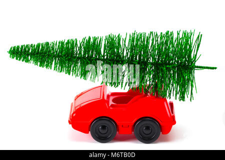 Grüner Weihnachtsbaum auf spielzeugauto. Weihnachten feier Konzept. Stockfoto