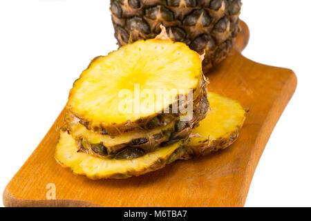 Reife Ananas und Ananasscheiben auf einem hölzernen Hintergrund tropische Früchte. Stockfoto
