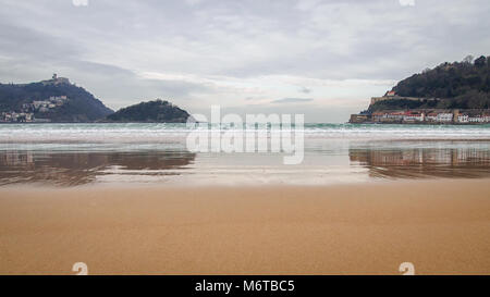 Bewölkt winter Tag im La Concha Strand in San Sebastian, Baskenland, Spanien Stockfoto