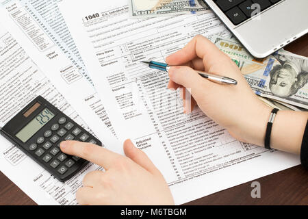 Man füllt uns Steuerformular. Steuern in Form us-Geschäft Einkommen office Hand auszufüllen. Stockfoto