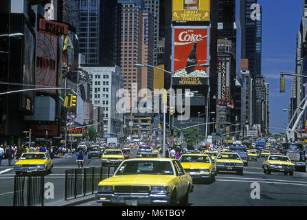 1992 HISTORISCHE GELBE TAXIS (©GENERAL MOTORS 1985) TIMES SQUARE MANHATTAN NEW YORK CITY USA Stockfoto