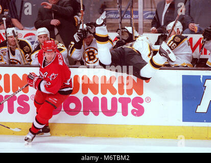 (Ehemaliges Bruin) Hurrikane "GLEN WESLEY KONTROLLEN KYLE MCLAREN IN DIE BRUINS BANK IM SPIEL ACTION im Fleet Center in Boston, Ma USA April 29, 1999, Foto BILL BELKNAP Stockfoto