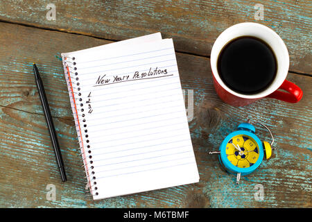 Auflösung des neuen Jahres auf einem Notizblock und Stift geschrieben. Vorsätze im Neuen Jahr Konzept. Stockfoto