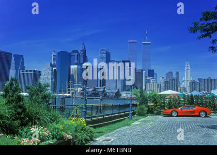 1992 HISTORISCHER FERRARI 512 SPORTWAGEN (©FERRARI SPA 1992) TWIN TOWERS (©MINORU YAMASAKI 1973) DOWNTOWN SKYLINE FULTON FÄHRE EAST RIVER MANHATTAN NEW YORK CITY USA Stockfoto