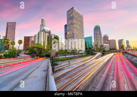 Los Angeles, Kalifornien, USA Downtown Skyline über Autobahnen in der Abenddämmerung. Stockfoto