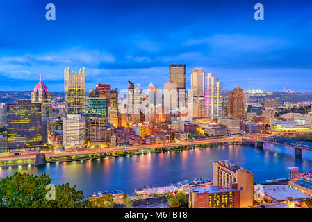 Pittsburgh, Pennsylvania, USA Skyline über den Monongahela River. Stockfoto