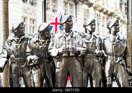 Die Royal Tank Regiment Memorial Skulptur von Vivien Mallock steht im Schnee in Whitehall Ct abgedeckt London während der schweren Schnee fallen des Tieres fr Stockfoto