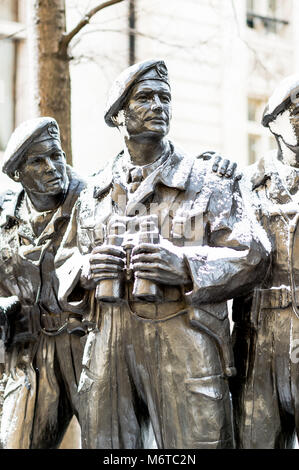 Die Royal Tank Regiment Memorial Skulptur von Vivien Mallock steht im Schnee in Whitehall Ct abgedeckt London während der schweren Schnee fallen des Tieres fr Stockfoto