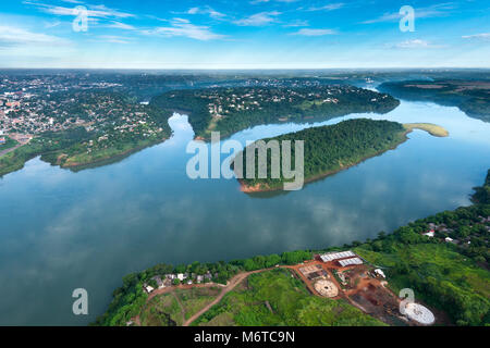 Luftaufnahme des Paraná-Flusses an der Grenze zwischen Paraguay und Brasilien Stockfoto