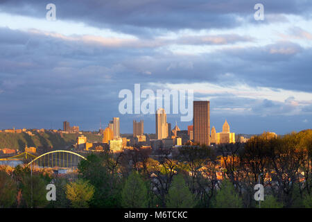 Schenley Park an der Oakland Nachbarschaft und Downtown Skyline, Pittsburgh, Pennsylvania, USA Stockfoto