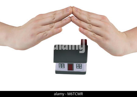 Weibliche Hände für Haus auf weißem Hintergrund. Versicherung Konzept. Stockfoto