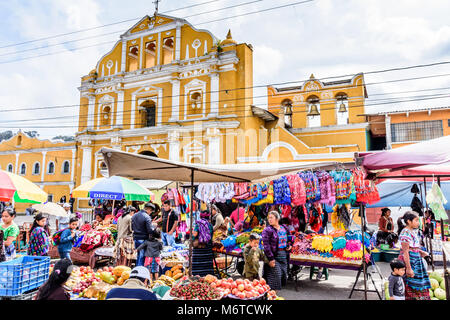 Santa Maria de Jesus, Guatemala - 20. August 2017: Sonntag Markt & Kirche in kleinen indigenen Stadt auf Agua Vulkan in der Nähe von Antigua Stockfoto