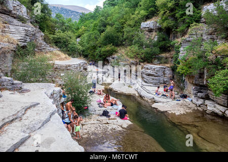 Zagori, Griechenland - 20 August, 2017: die Menschen in natürlichen Seen schwimmen in den Felsen zwischen zwei der schönsten Dörfer der Zagoria region, Megalo Stockfoto