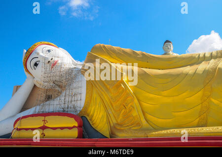 Monywa, Myanmar - 19. November 2014. Der liegende Buddha Bild in der Maha Bodhi Ta Htaung Pagode ist über 100 Meter lang; dahinter steht der Welt s Stockfoto