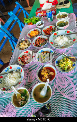 Monywa, Myanmar - 19. November 2014. Gesunde Mahlzeit für zwei im burmesischen Dorf in der Nähe von berühmten Tempel Stockfoto