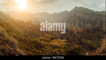 Atemberaubenden Sonnenuntergang über bunte Berglandschaft an Delgadim Aussichtspunkt. Santo Antao Kap Verde Cabo Verde Stockfoto