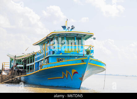 Monywa, Myanmar - 19. November 2014. Boot auf dem Chindwin Fluss Stockfoto