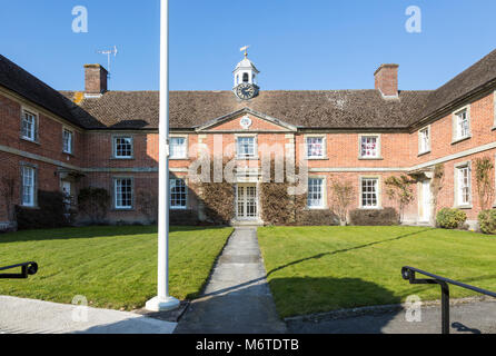 Armenhäuser des Krankenhauses von Saint John, Heytesbury, Wiltshire, England, UK Gebäude stammt aus dem Jahr 1769. Stockfoto